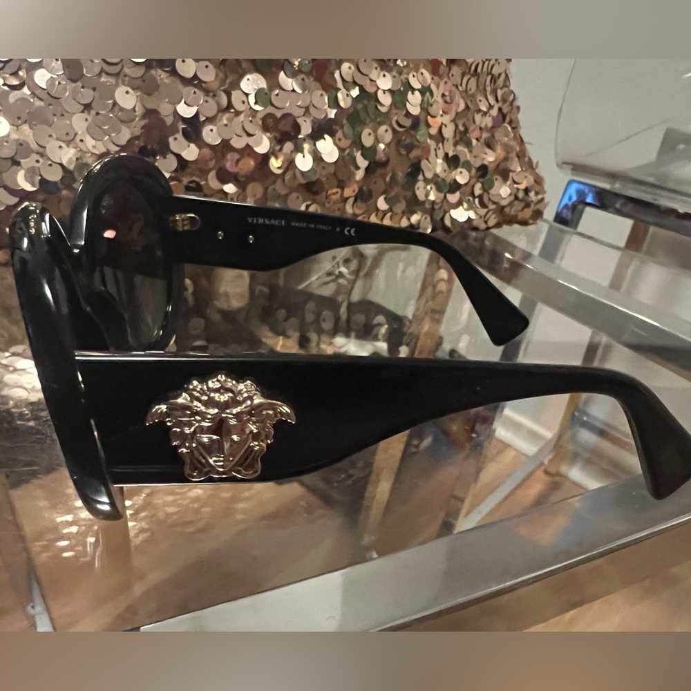 Versace Black circle frames medusa gold hardware Designer Sunglasses